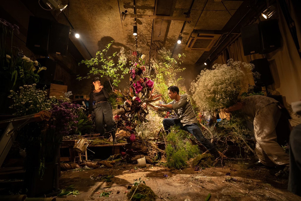 センター広場のステージを華道家「萩原亮大」がステージを華やかに演出！