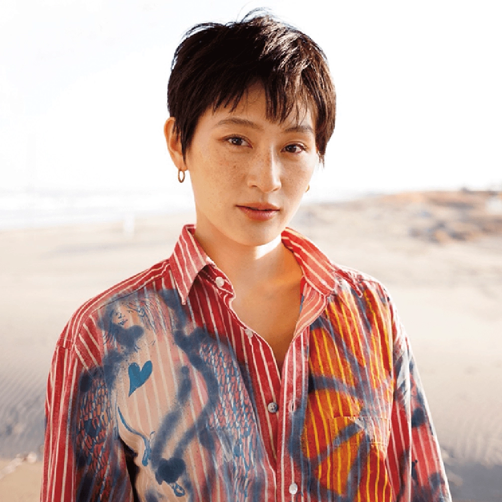 コムアイ(語り手)